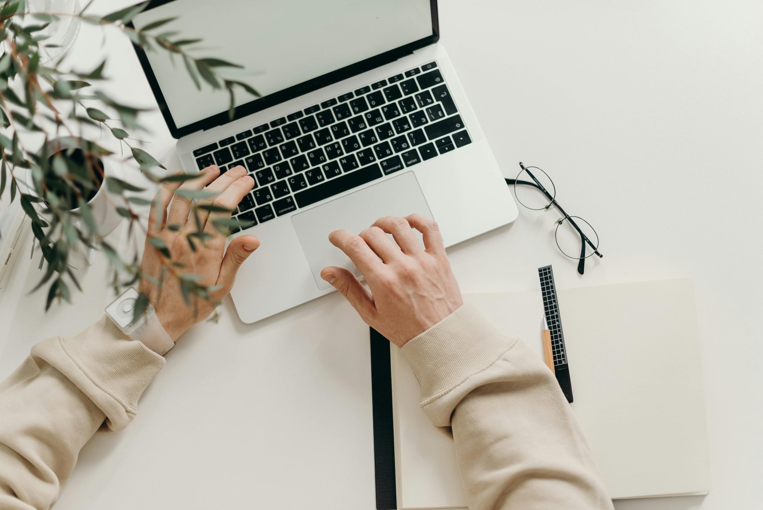 Side-by-side comparison of AI vs manual resume creation